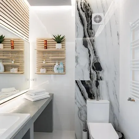 Apartment Jungle Escape - Luxe 1-br Haven In