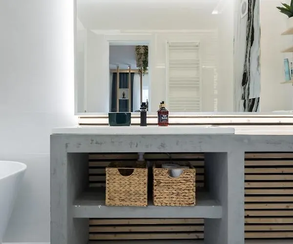Apartment Jungle Escape - Luxe 1-br Haven In
